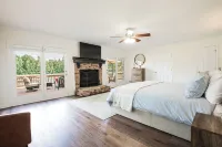 The Shepherd's Lodge at Addis Acres /4BR/3BA/ newly renovated/pond/firepit/deck