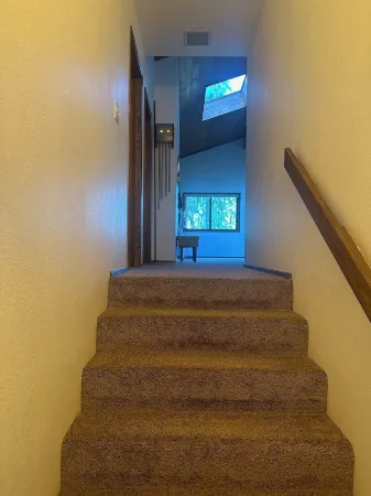 The Sequim Tree House is a spacious one bedroom with a bonus room for more guest Отели рядом с достопримечательностью «Нью Дангенесс Лайтхаус»