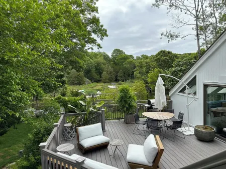 Iconic  Charles Moore Springs home with dock and our home is pet-friendly Отели в г. Спрингс