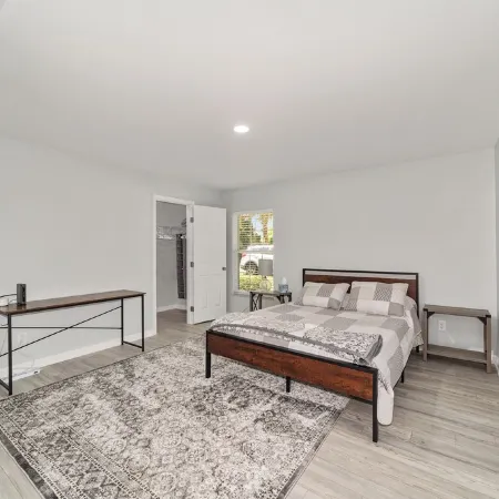 Newly renovated cottage walking distance to downtown Ocala square. Quiet street.