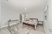 Newly renovated cottage walking distance to downtown Ocala square. Quiet street.