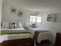 Lakeview Cottage, walk to the beach, parks and downtown. Early booking discount!