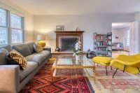 Beautiful Amagansett Home with Pool. Walk to the Bay Beach. Small Dogs Welcome. Hotels in Springs