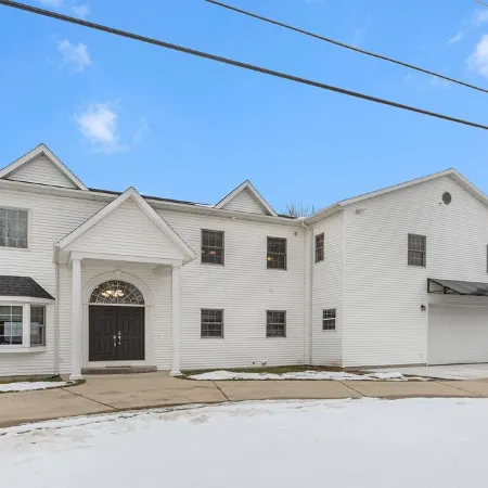 Lakefront W/ Private Beach, Pool, Hot Tub, Golf Simulator, Projector, Bar & more