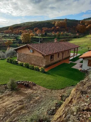 Beautiful house surrounded by meadows and oaks, with private pool and excellent views of the valley