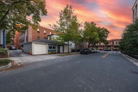 Old Town Alexandria NEW Modern "5 Min Walk to Metro" 2 Bed 2.5 Bath Free Parking Отели в г. Александрия