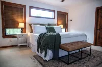 New! The Sanctuary House w/mountain view sleeps 14
