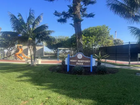 Beautifully renovated West Newport townhome - 1 min walk to beach Отели рядом с достопримечательностью «Ньюпорт-Бич»