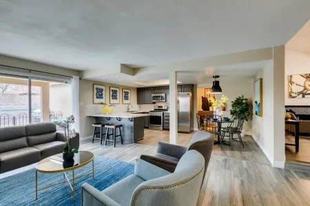 Cozy 2 master suite pool house near strip and convention center Отели рядом с достопримечательностью «Ethel M Chocolates Factory & Cactus Garden»