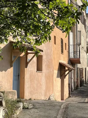 Pretty village house with character in Provence Hôtels à proximité de : Camping Domaine Haute Garduere