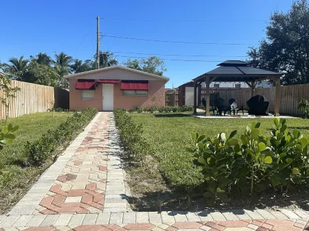 7 mins to the beach Отели рядом со станцией Delray Beach Tri Rail Station