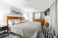 3-bed, 2-bath lakehouse Grill, hot tub, firepit and on-site boat parking.