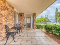 Lovely Waterfront Beach House, Pet-Friendly Hotels in Buddina