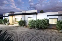 Central Tucson Luxury - Minutes from U of A - Saltwater Pool - Sleeps 10