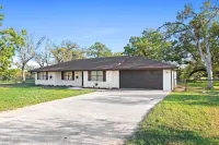 Modern Farmhouse - Hill Country Getaway - Texas Wine Country - 3-Star