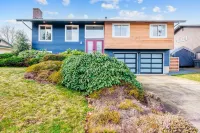 Spacious remodeled home with central AC and fenced yard - 4 ดาว