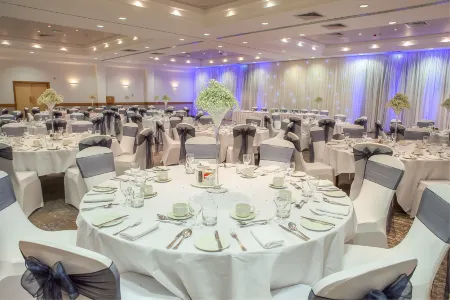 DoubleTree by Hilton Swindon Отели рядом со станцией Swindon Railway Station