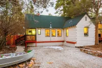 Toasty Marshmallow Cabin: 3b/2b Ideal Layout. Pets Ok. Spa. Games & Poker Table