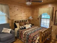 Cozy cabin w/ hot tub! Lake access w/ walk to pier