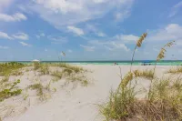 Fully Renovated Condo: Beach Views, Pool, Pickleball & Kid Friendly Отели рядом с достопримечательностью «Alvin's Island - Holmes Beach #753»