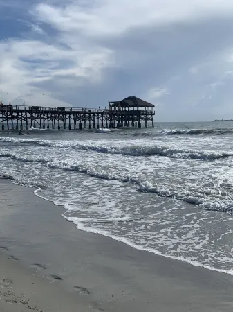 Beautiful 1st floor condo at the DIPLOMAT!Steps to the beach!