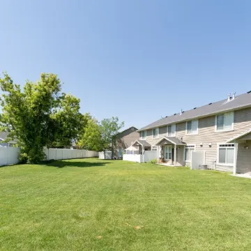 Beautiful, Sparkling Clean 3 BR, 2.5 BA Townhome!!