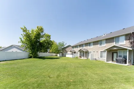 Beautiful, Sparkling Clean 3 BR, 2.5 BA Townhome!! Отели в г. Cache County