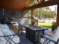 Beautiful 4/3 waterfront home with 2 master suites Hotels in Tool
