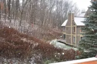 Peek' n Peak, Camelot  Loft Condo,  Clymer, NY, 250 Yards to Chair 8, Sleeps 14