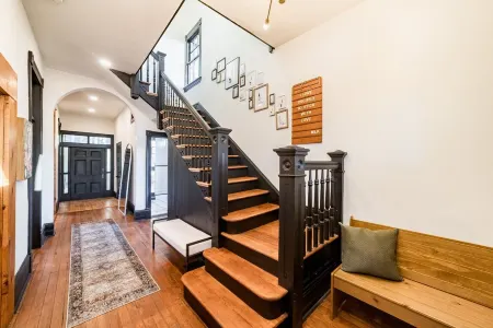 Grand and Unique Historic Downtown Lynchburg Home! Отели рядом с достопримечательностью «Академи Сентер оф Артс»