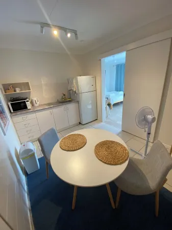 Convenient studio; minutes to beaches, shops, sport grounds; off street parking Отели в г. Кофс-Харбор