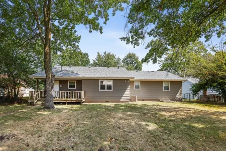 Stylish Rancher in Quiet, Tree Lined Neighborhood. Отели в г. Джоплин