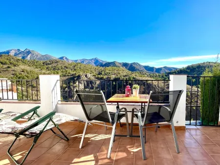 HOLIDAY RENTAL APARTMENT ... 5 KM TO THE NEAREST BEACHES, WIFI, SUNNY TERRACE. GARDEN