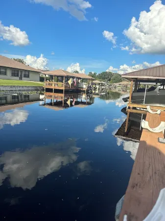 Charming 2-bedroom house with AC, WiFi on canal with Lake June access!