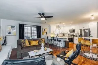 ⭐️Stylish & Cozy Ranch⭐️ Patio, Fenced Back Yard, Fire 🔥Pit-all the essentials!