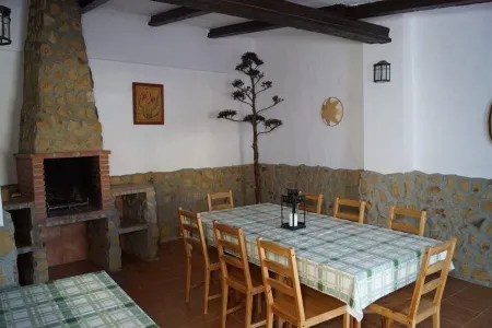 Rural house el recess, has a large area, with games for the little ones Отели рядом с достопримечательностью «Ruta del Amor (Setenil de las Bodegas)»