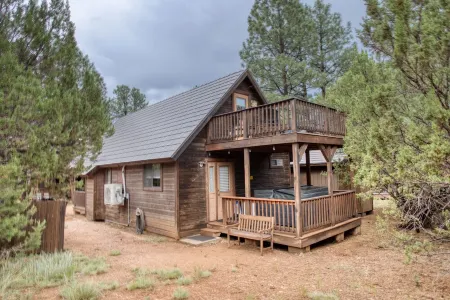 Cabin w/ loft, private hot tub, and star-gazing deck! Sleeps 6!