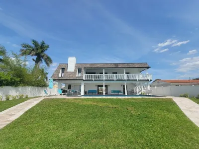 NEW! The Pearl in Palmetto Waterfront with a Pool and Dock