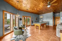 Lakefront Cabin with Stunning Mountain Views, Sleeps 6, on Douglas Lake - 4 stjerner