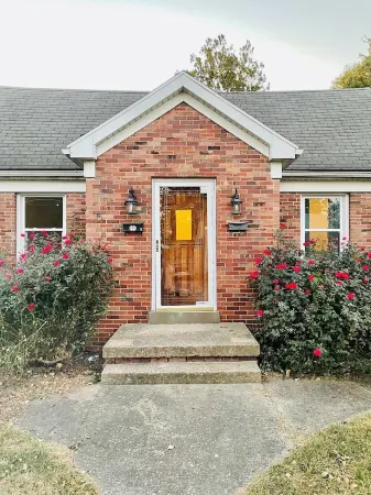 Charming & Centrally Located 1 Bedroom Apt / King Bed