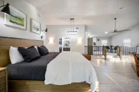 Romantic honeymoon cabin with hot tub!
