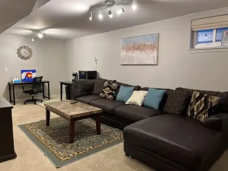 Entire walkout basement near shopping and dining Отели в г. Торнтон