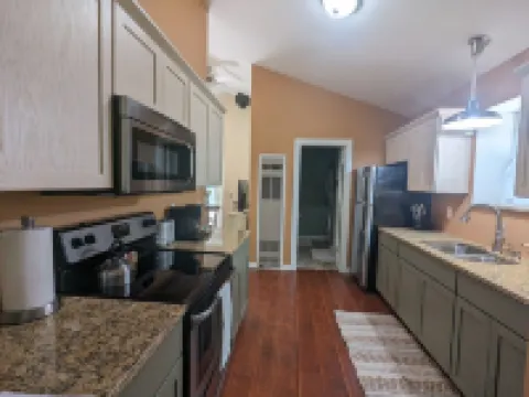 Charming Couple's Cottage close to Lake Michigan, Silver lake, and Stoney Lake