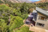 The River's Edge - Private Home with River Access and Spa