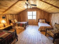 Hot Tub, Patio, and Fire Pit - Cooper's Ozark Cabin 約翰遜縣酒店