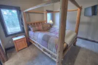 Big Sky, Garage Access, Hot tub, Wifi, Fully Paved Roads in New Development Hoteles en South Lawrence