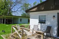 The Urban Oasis: Pet-friendly, Full Kitchen, Pool, Office Space! Hotels in Richland Hills