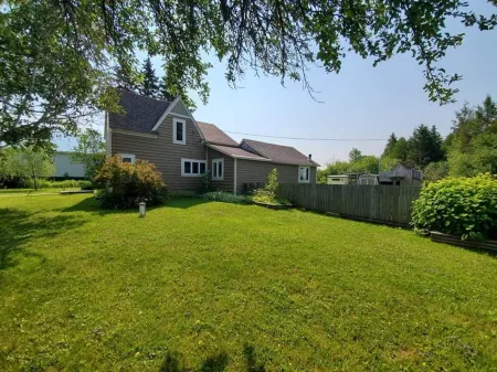 Spacious Family Friendly House, Close To Trails and Mackinac Island Ferries!