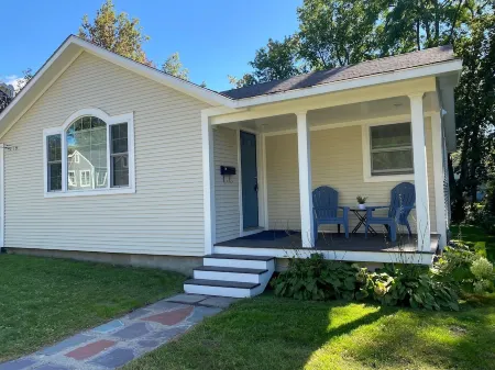 Beautiful 2 BR home, quiet, minutes from downtown