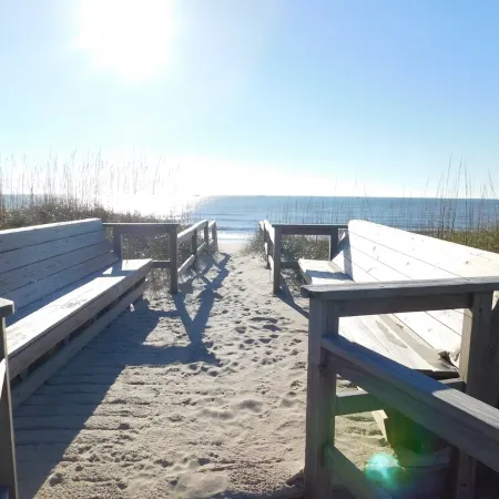 Beautiful and Spacious, 2 bed 2 full bath, pool and jacuzzi, steps to the ocean